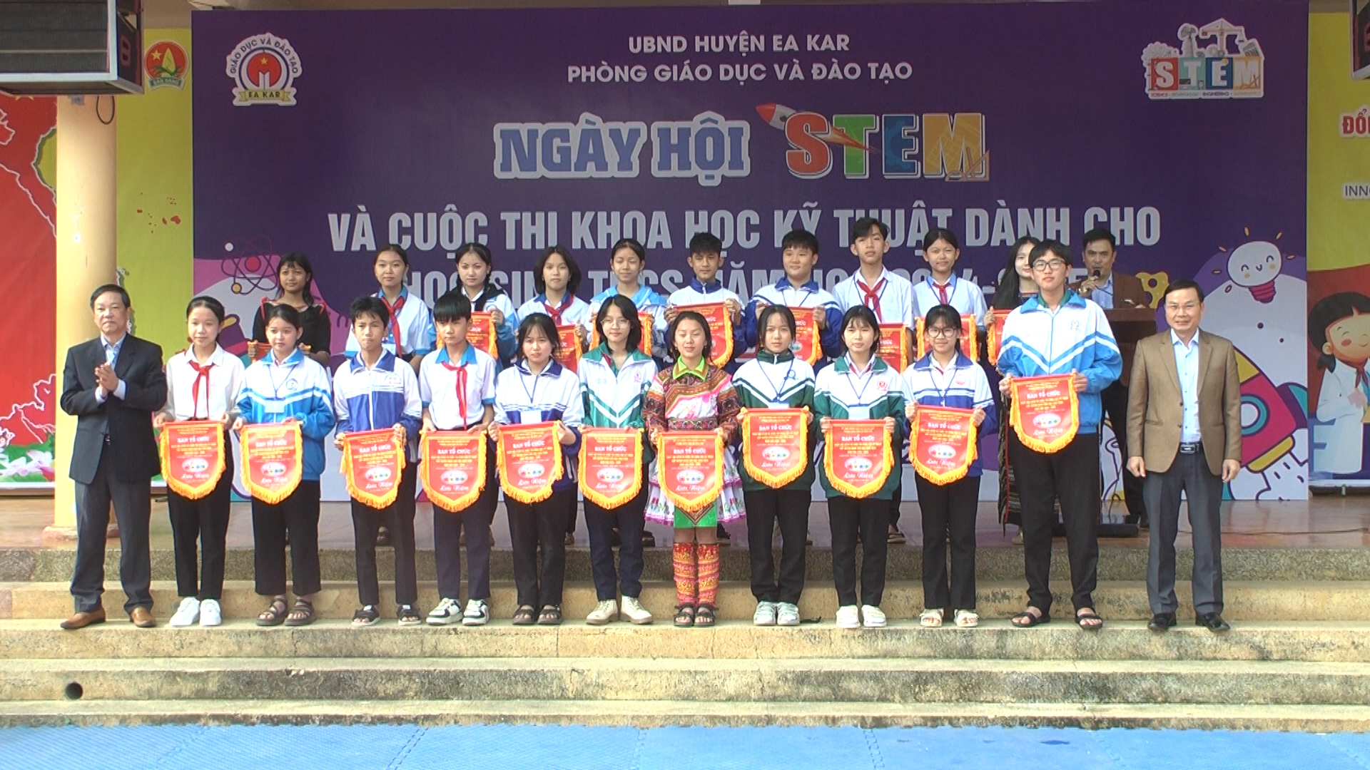 trao cờ lưu niệm